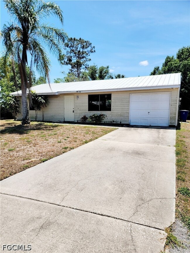 Building Photo - 704 W Cleveland Ln