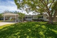 Building Photo - 940 Butia St
