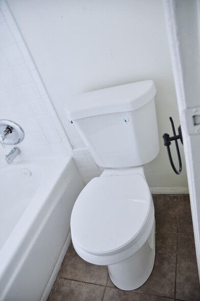 Building Photo - 6605 W Pasadena Ave