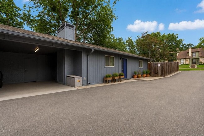 Building Photo - 1706 Royal Hill Dr