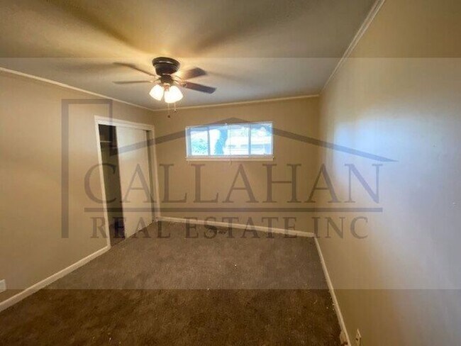 Building Photo - Close to UALR 3 bed 2 bath