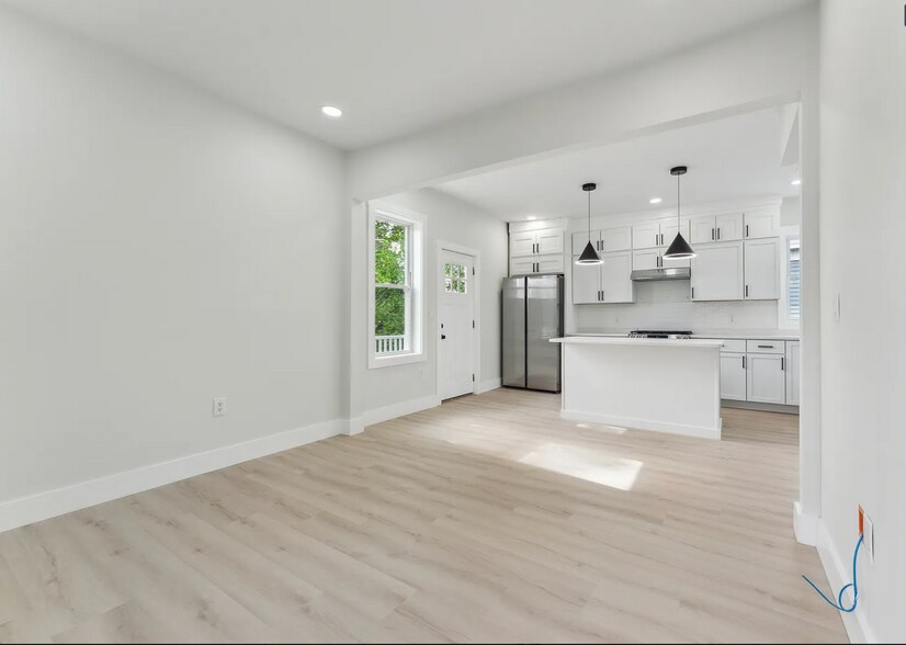 Building Photo - 47 Brackett St