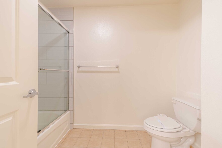 Building Photo - 301 Crescent Ct