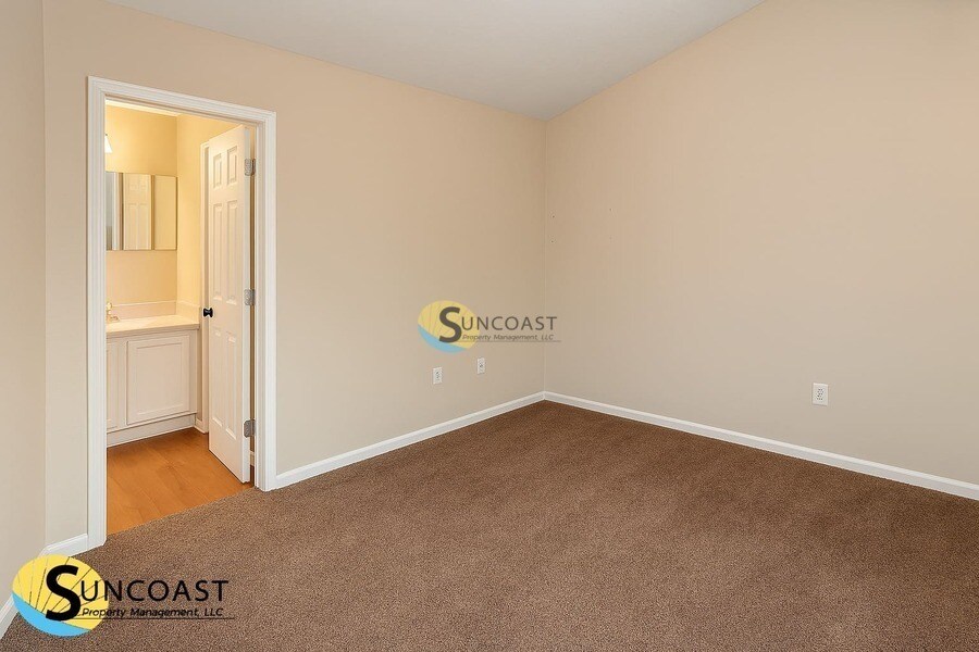 Building Photo - 5550 Oak Crossing Dr