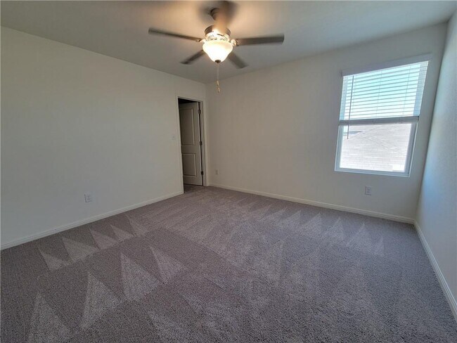 Building Photo - 421 Wren Ln