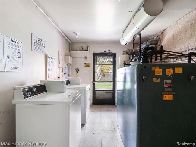 Building Photo - 2717 W 13 Mile Rd