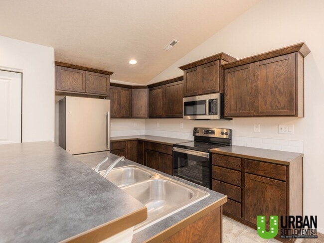 Building Photo - Beautiful Newer 3 Bedroom, 2 Bath Rancher ...