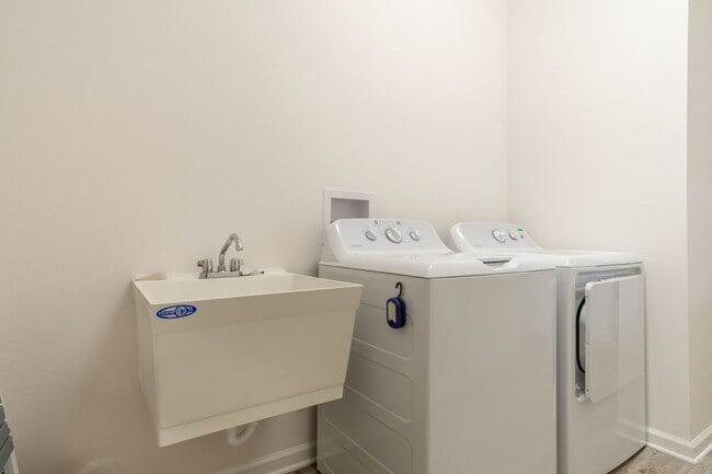 Building Photo - 316 Klamut Ct