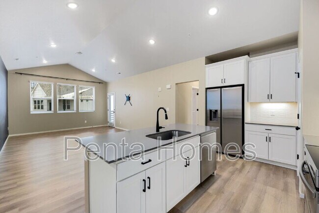 Building Photo - 563 Vicot Wy