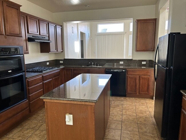Building Photo - Beautiful & Spacious home in The Desirable...