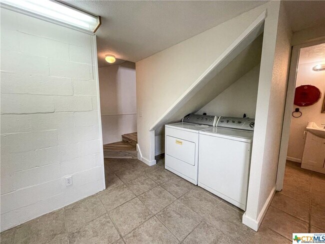 Building Photo - 668 Creekside Dr