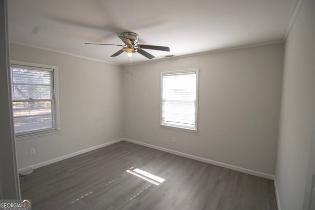 Building Photo - 517 E Main St