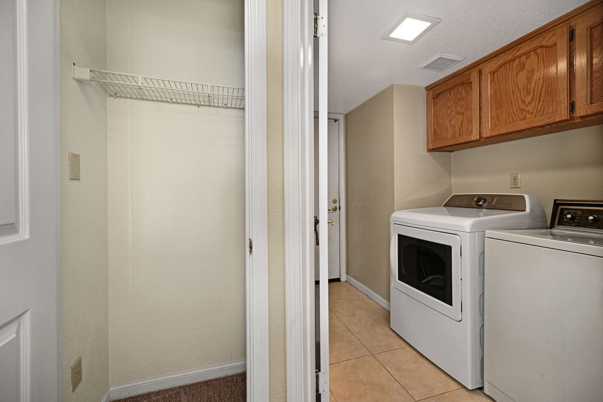 Building Photo - 1319 Strawberry Ct