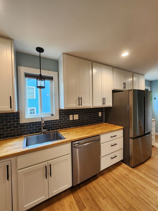 Building Photo - West Asheville Rental