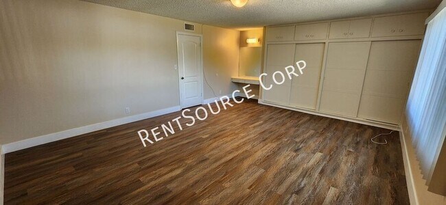 Building Photo - 708 Santa Barbara Dr W
