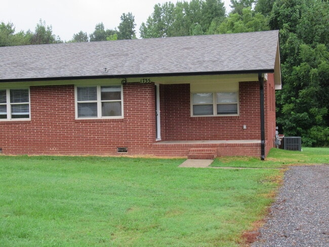 Building Photo - Newly Renovated Brick Duplexes in Lincolnt...