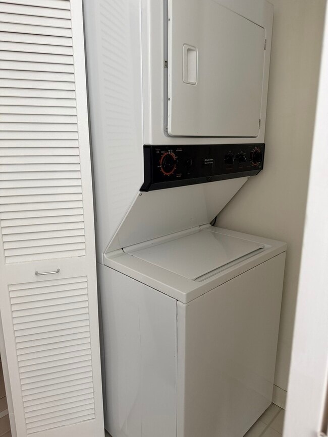 Building Photo - 21 W Chestnut St