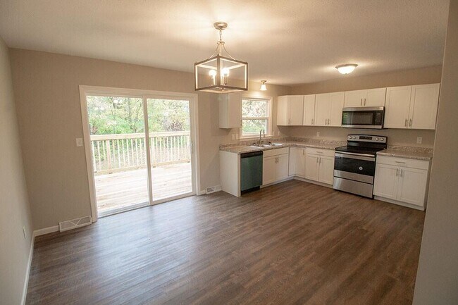 Building Photo - 1909 Newton Dr