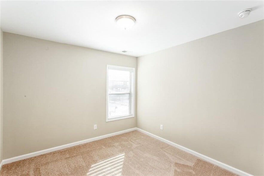 Building Photo - 2105 Greencrest Cir