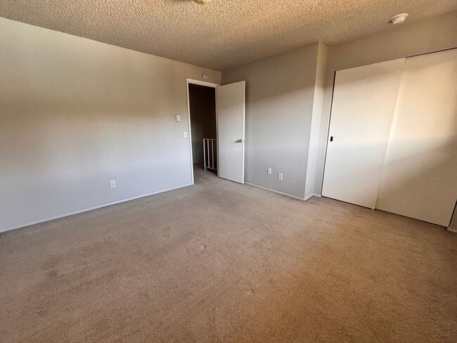 Building Photo - 2 Bedrrom, 1.5 Bahroom Townhouse, availabl...