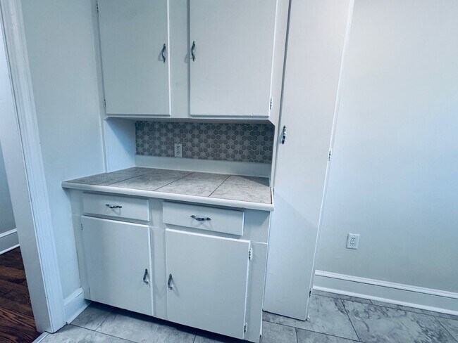 Building Photo - Central AVL - 1/1 Updated Apartment Ready Now!