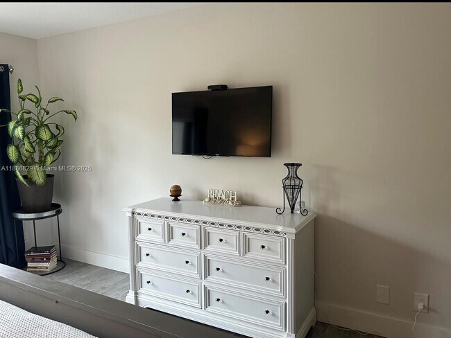 Building Photo - 2309 Fairway Dr S