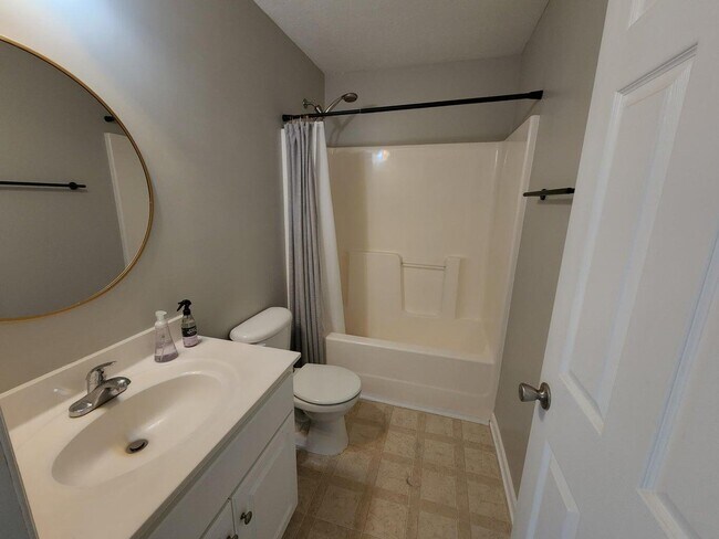 Building Photo - 572 Lory Ln