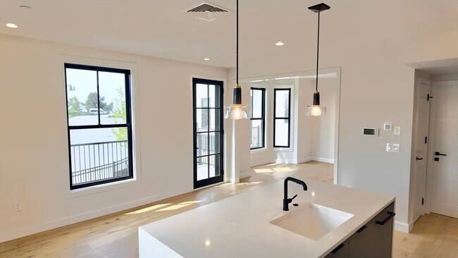 Building Photo - 201 Washington St