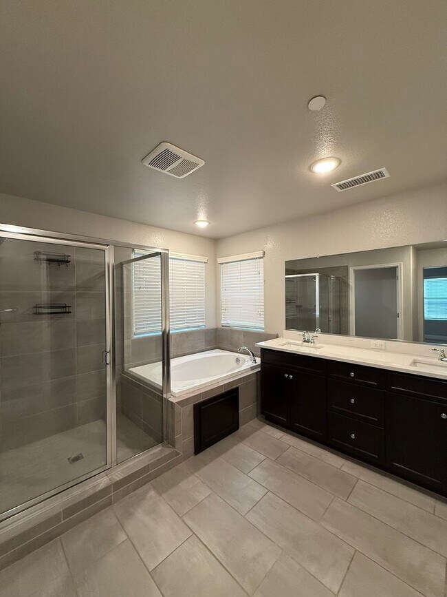 Building Photo - Charming 3-Bedroom Home in Family-Friendly 93727 Neighborhood