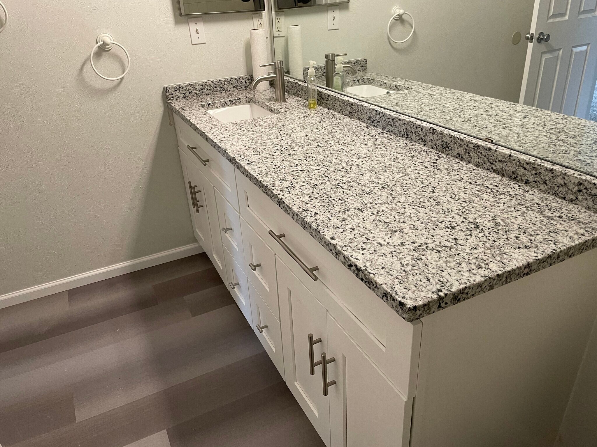 Full bathroom - 5301 W 76th Ave