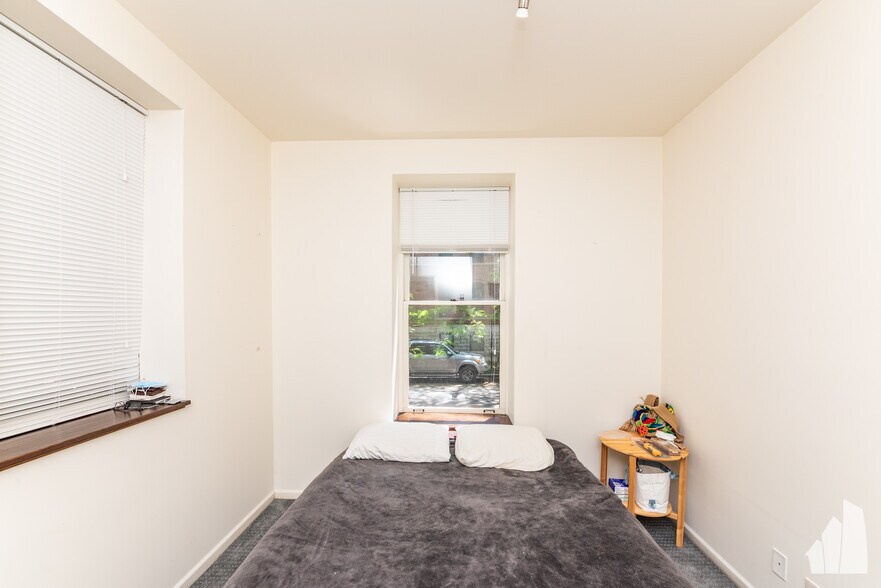 Building Photo - 1301 N Hoyne Ave