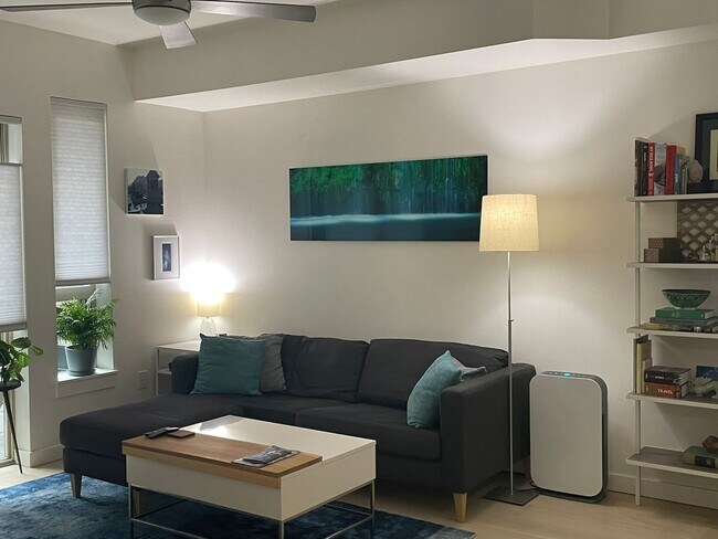 Building Photo - 1-bed, 1-bath, Modern Condo in Capitol Hill!
