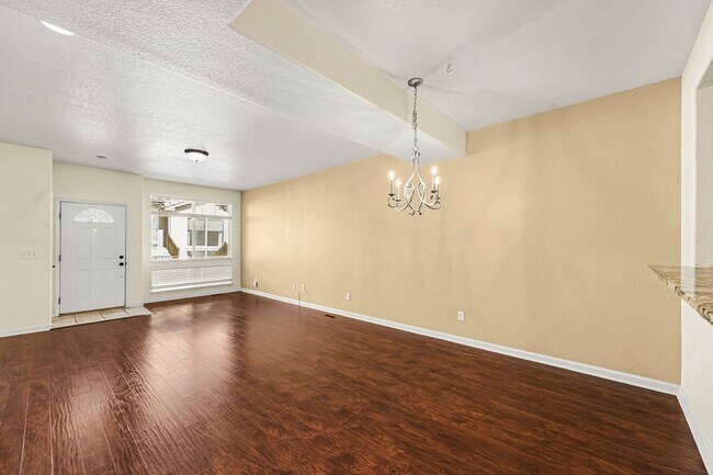 Building Photo - Spacious 3 Bed 2.5 Bath in the heart of Aurora!