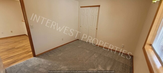 Building Photo - Spacious & Beautiful 4 bd 2.5 ba, 2 Story Battle Ground Home w/ A/C, Fireplace & so much More!