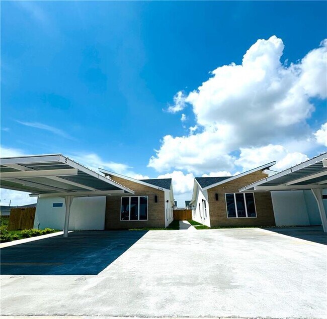 Primary Photo - 2108 E Viviana St