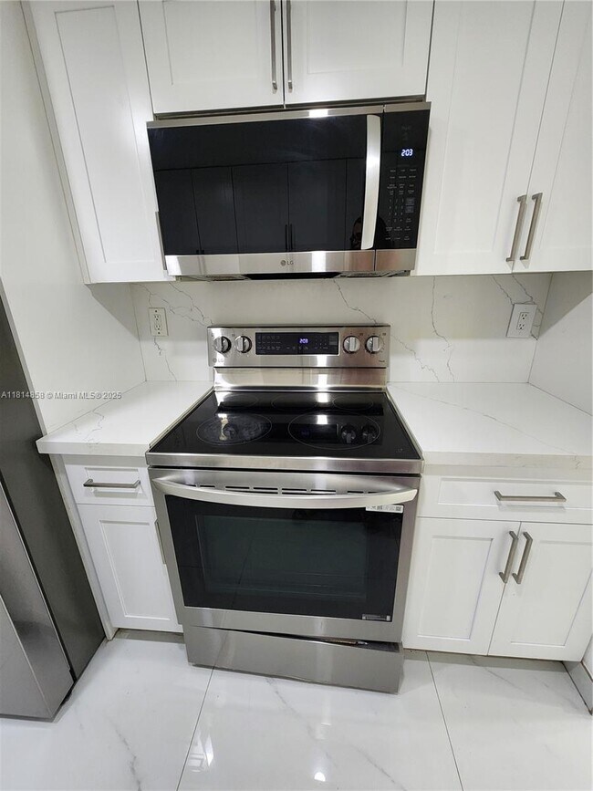 Building Photo - 7101 Miami Lakes Dr