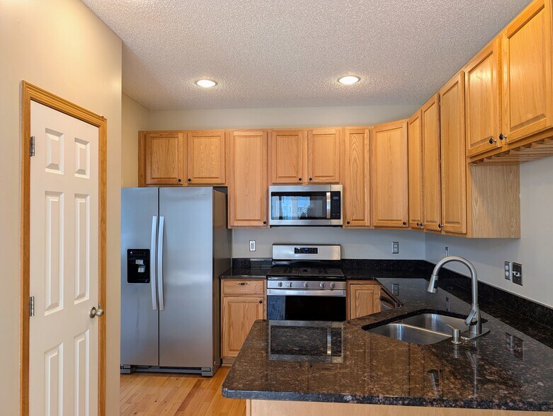 Building Photo - 594 Sutherland Dr