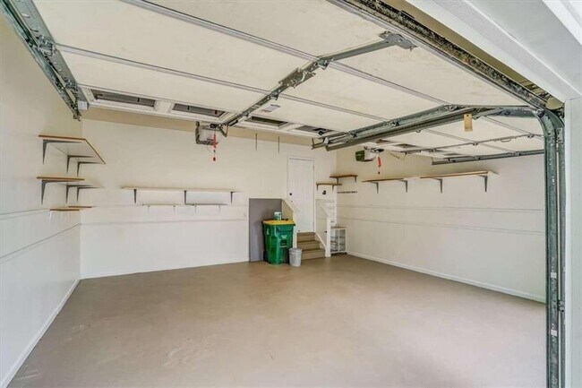 Building Photo - 142 Stoneforest Dr