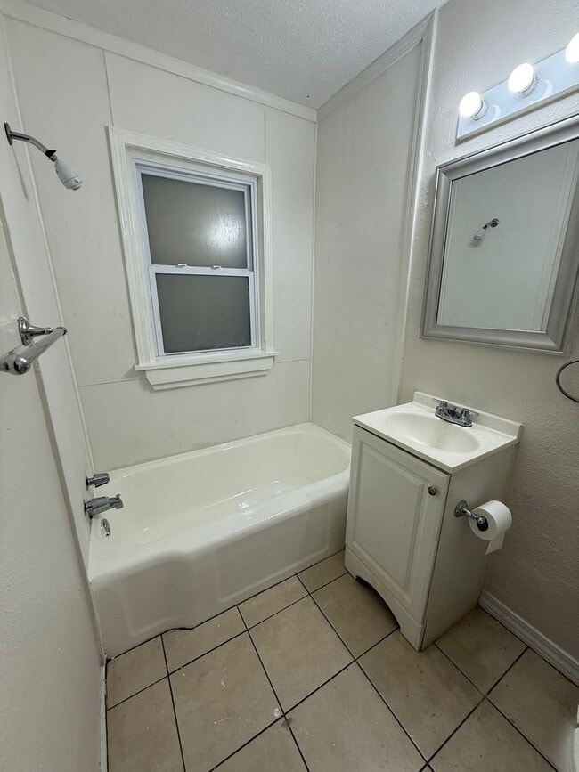 Building Photo - Spacious 2 Bed / 1 Bath Quadplex Near Down...