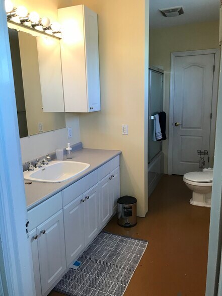 3rd floor full bathroom. Features 6' of counter space and a brightly lit vanity mirror -- perfect for makeup! The closet provides plenty of storage space. Dimensions (in U.S. feet): 11.5' x 6.5' Windows face east for morning sun - 3284 Dawson Street