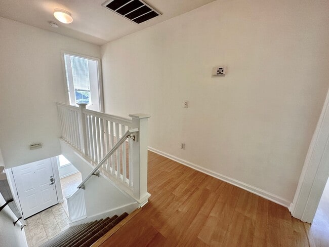 Building Photo - Hamilton 3+bd/2.5bth Townhome w/Den