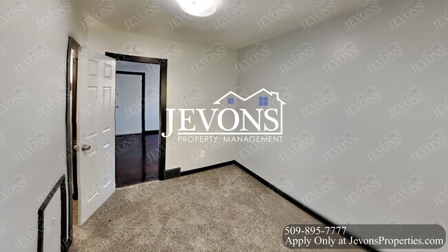 Building Photo - Embrace the cozy charms of this single-family home in Yakima's heart