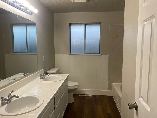 Building Photo - Whitman, G&amp;L (315 A&amp;B)