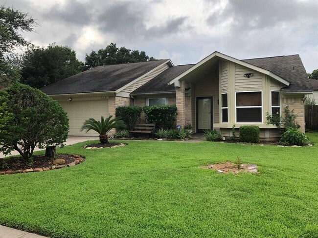 Building Photo - 715 N Rock Dr