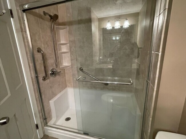 Building Photo - 2 Bedroom Condo - 1.5 Baths, Community Pool, Central AC