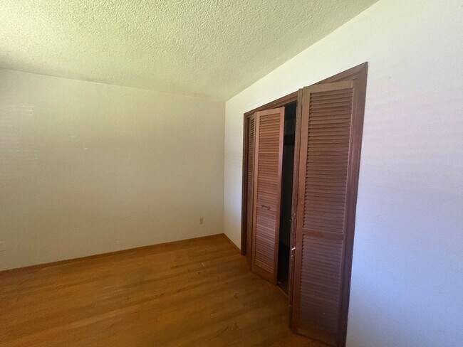 Building Photo - IMMEDIATE MOVE IN! Charming Vintage Sacramento 3 Bed / 1.5 Bath Home with Large Private Yard