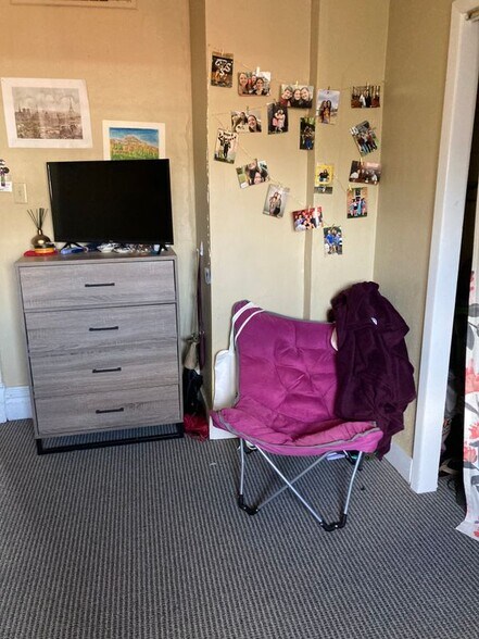 Building Photo - 301 1/2 S Winebiddle St, Apt 5