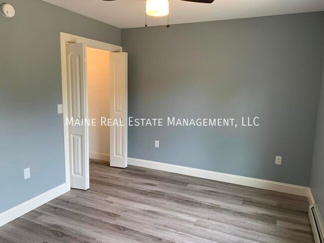 Building Photo - 15 Twin Oak Dr