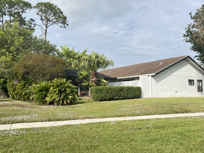 Building Photo - 12305 Sawgrass Ct
