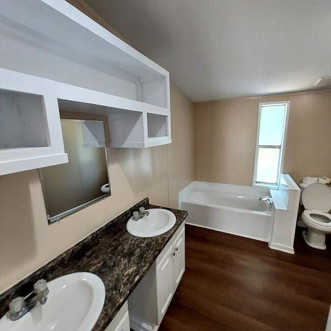 Building Photo - 2 Live Oak Ln